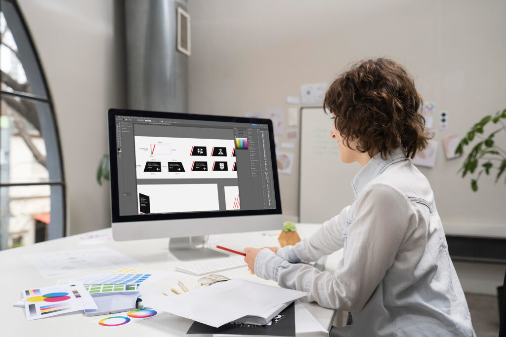 Zdjęcie grafika wykonującego projekt oznakowania