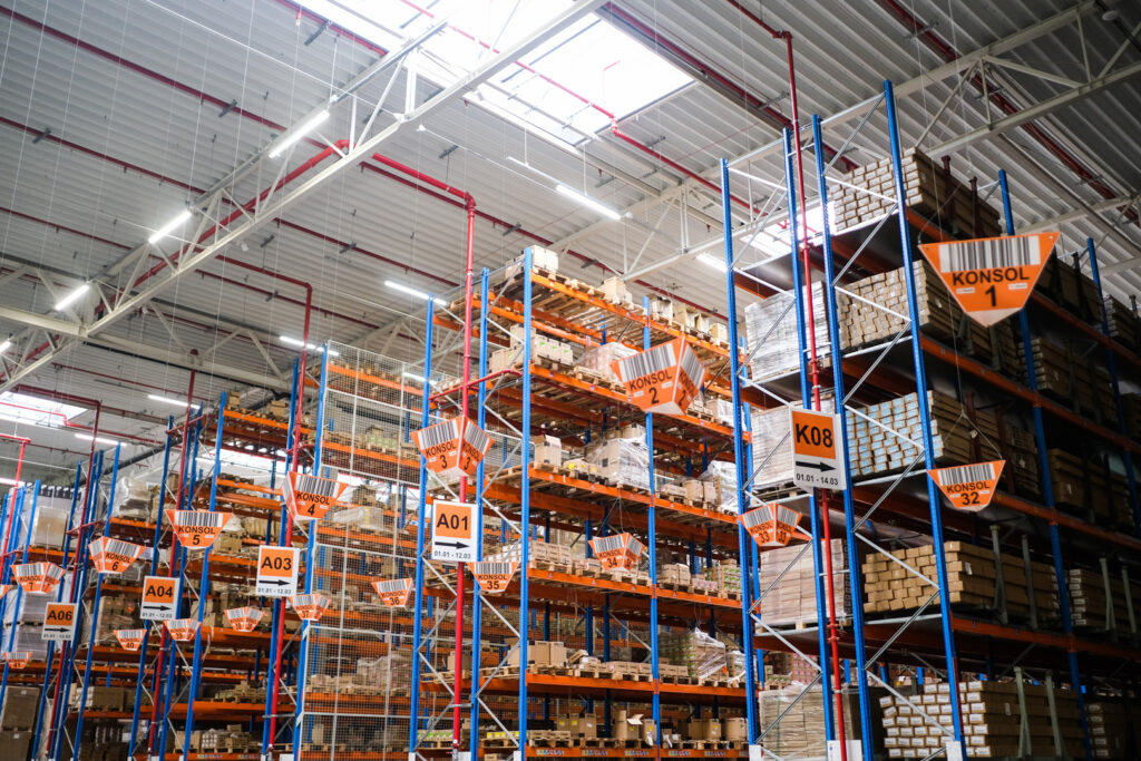 Zdjęcie oznakowań magazynowych w Decora