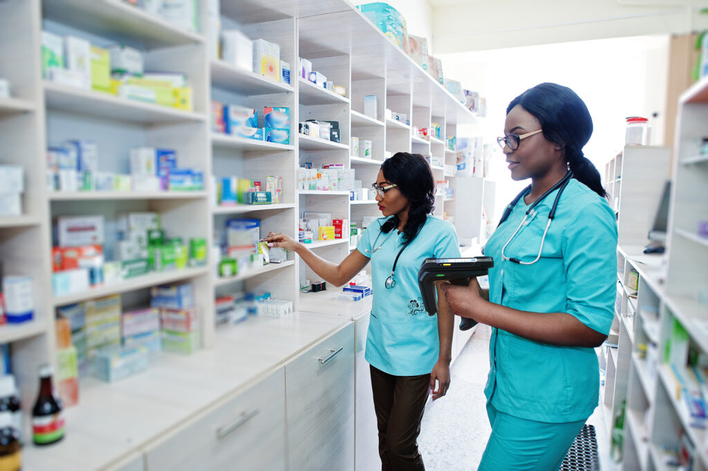 Farmaceutka skanuje leki w aptece skanerem RFID