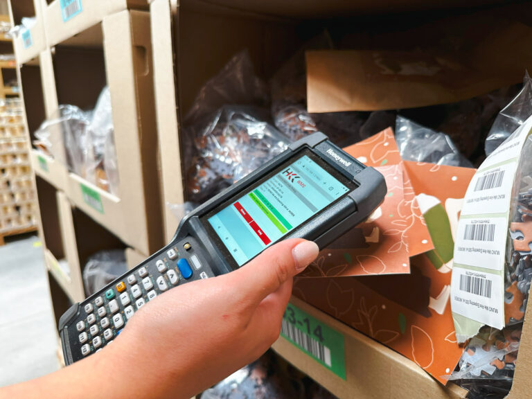Magazyn firmy Makana – pracownica obsługuje komputer mobilny Honeywell