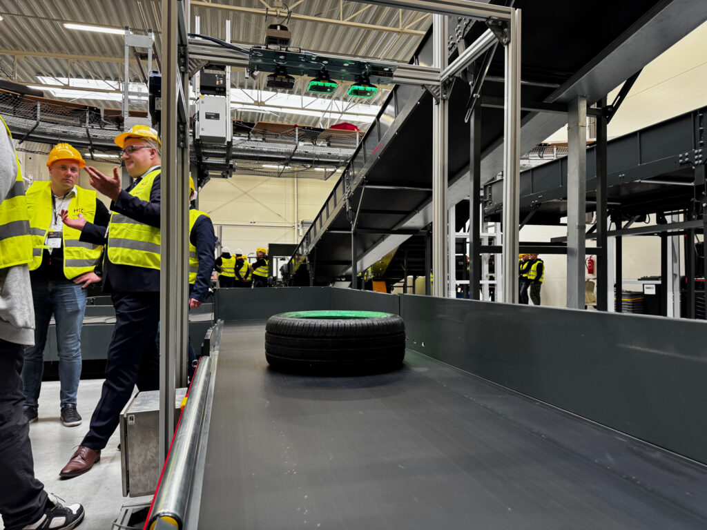 Przenośnik z oponą i bramka skanująca z automatycznymi skanerami Datalogic