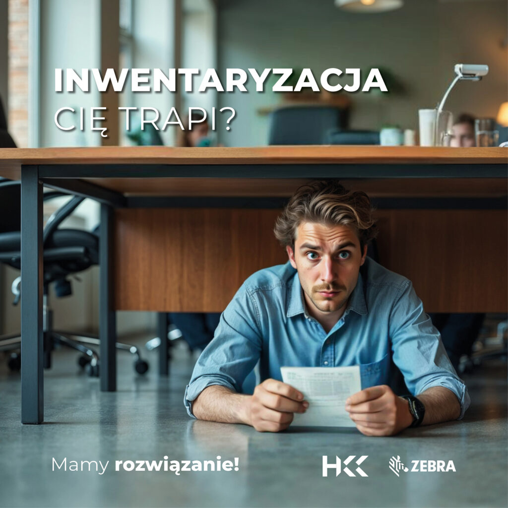 Mężczyzna leży pod stołem w biurze - ukrywa się z obawy przed obowiązkami