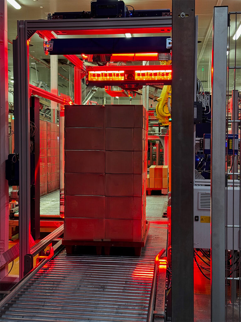 Paletyzacja i odczyt kodu kreskowego skanerem automatycznym Datalogic AV7000