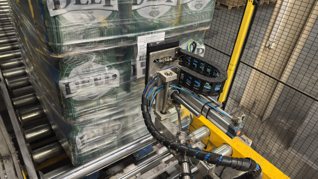 Print & apply label applicator - apply label to pallet