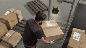 Automatyczne skanowanie kodów kreskowych na kartonach w magazynie – Zebra FS80