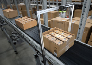 Zebra FS80 na bramce skanującej w magazynie – skanowanie kodów kreskowych na kartonach