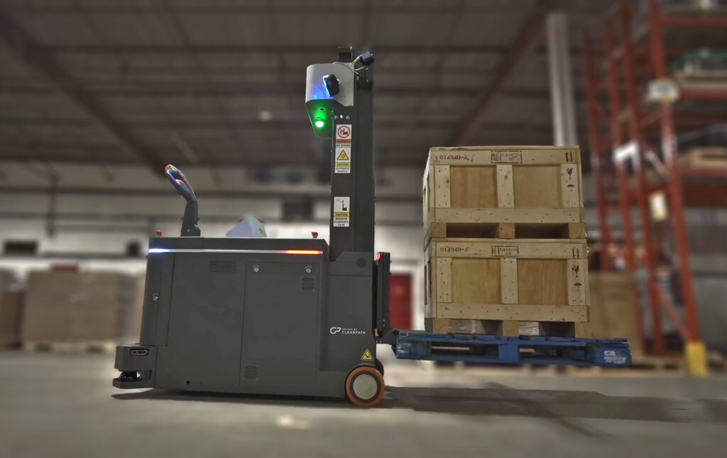 Autonomiczny robot magazynowy z widłami w magazynie