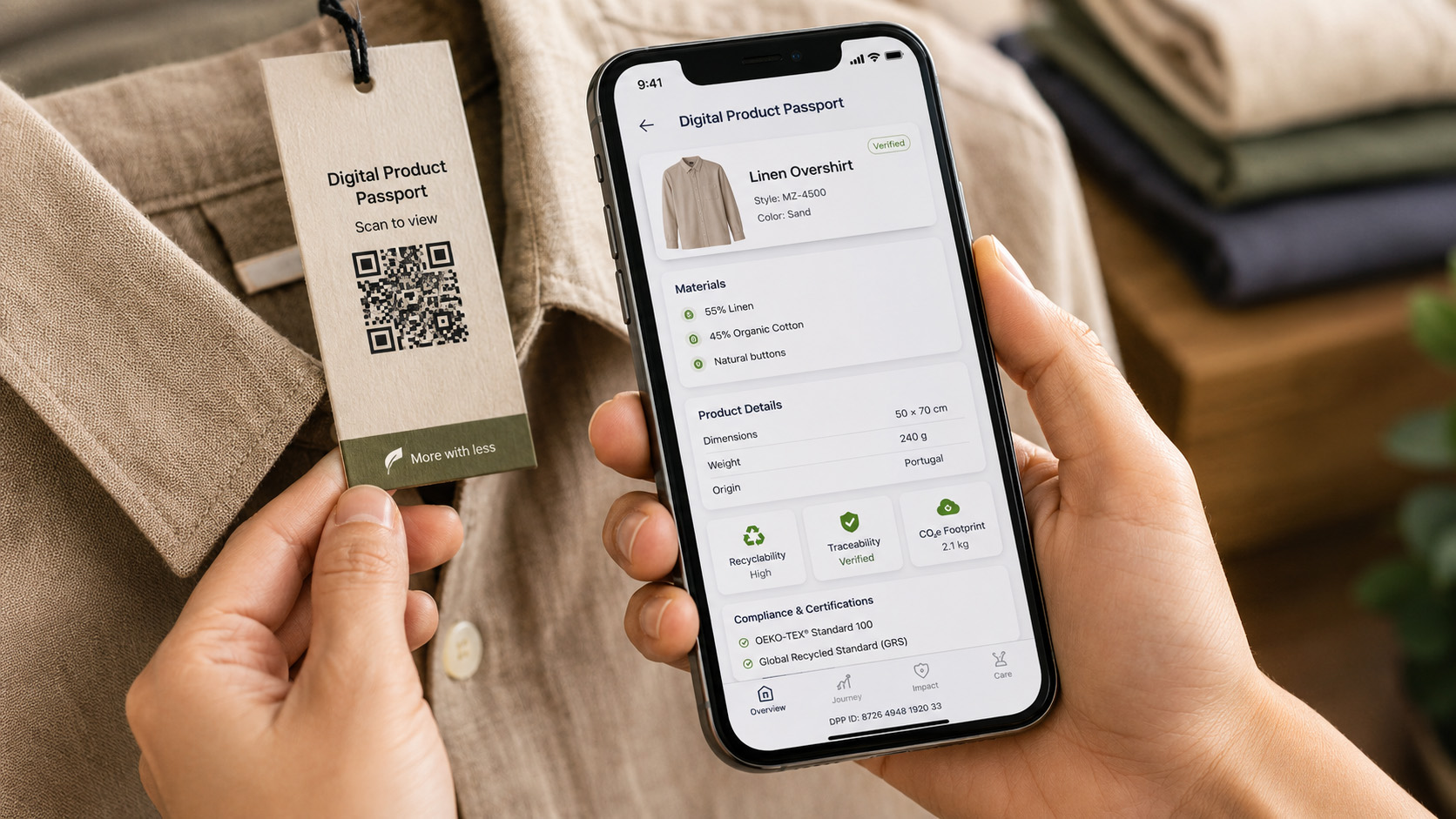 Koszula z przywieszką z kodem QR, osoba skanuje kod i wyświetla jej się cyfrowy paszport produktu na ekranie telefonu