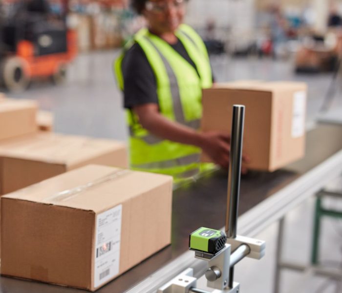 Zebra FS10 – bramka skanująca kod na kartonie na przenośniku