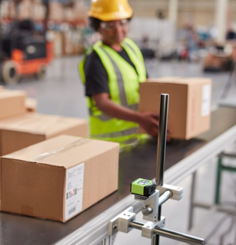Zebra FS10 – bramka skanująca kod na kartonie na przenośniku