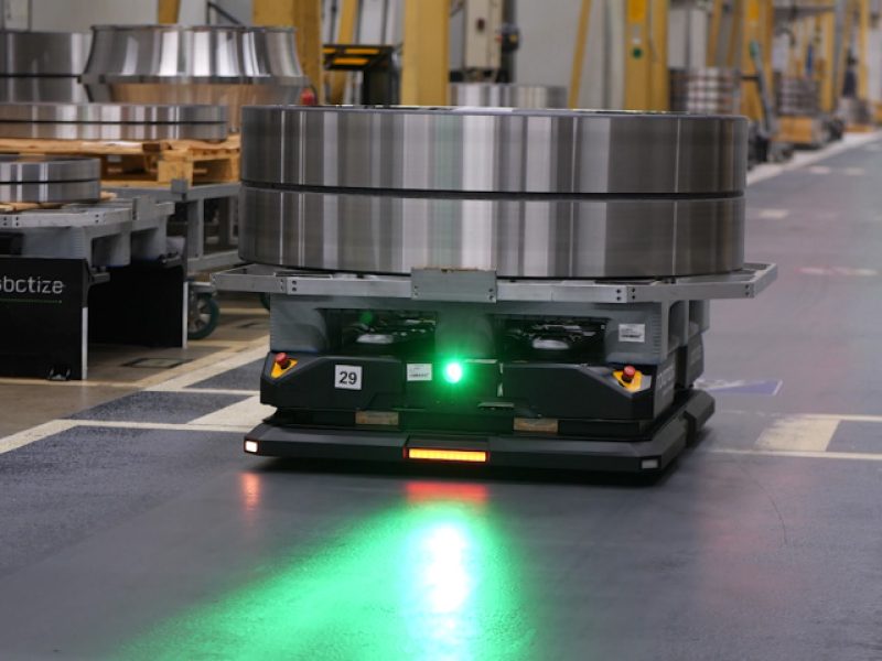Robot AMR Robotize transportujący towar w magazynie