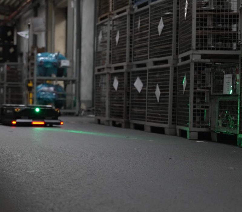 Autonomiczne roboty logistyczne AMR Robotize (5) Robot AMR Robitize przemieszczający się po magazynie