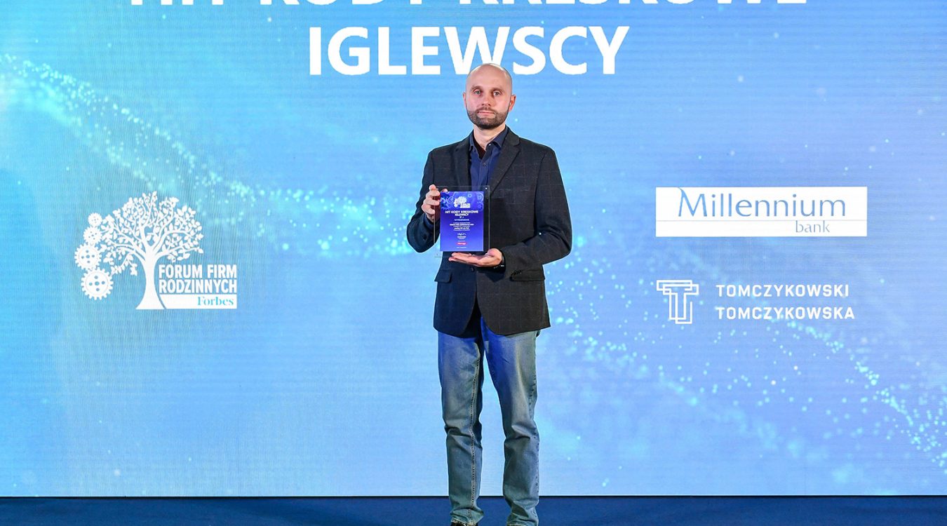 Bartłomiej Dobrzyński odbiera nagrodę dla HKK Group na gali Forum Firm Rodzinnych Forbes 2024