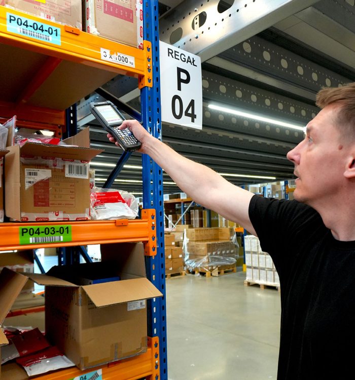 Bez nazwy-1 Pracownik magazynu używający terminalu