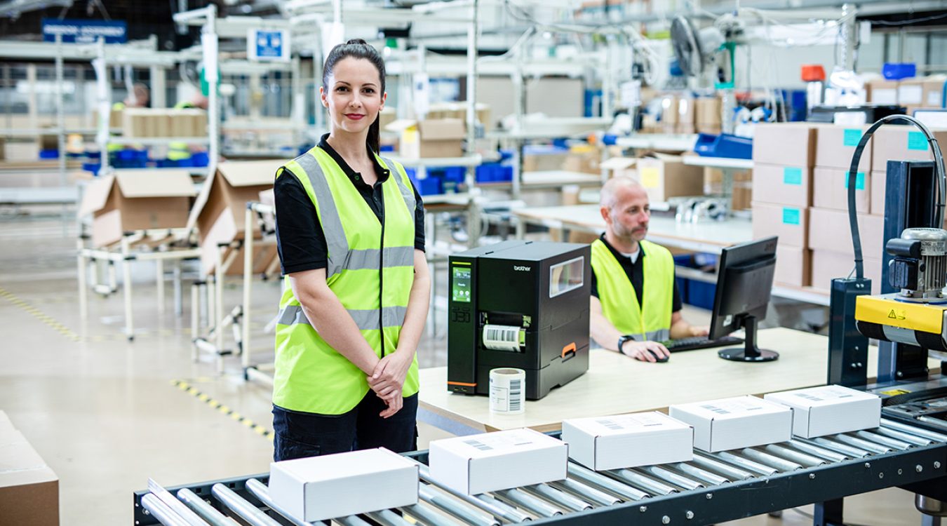 Drukarka etykiet Brother - kobieta i mężczyzna w magazynie