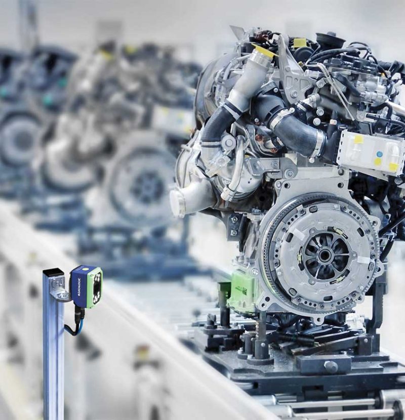 Automatyczny skan kodu Datamatrix umieszczonego na silniku samochodowym w fabryce. Skaner Datalogic Matrix 320 na linii produkcyjnej