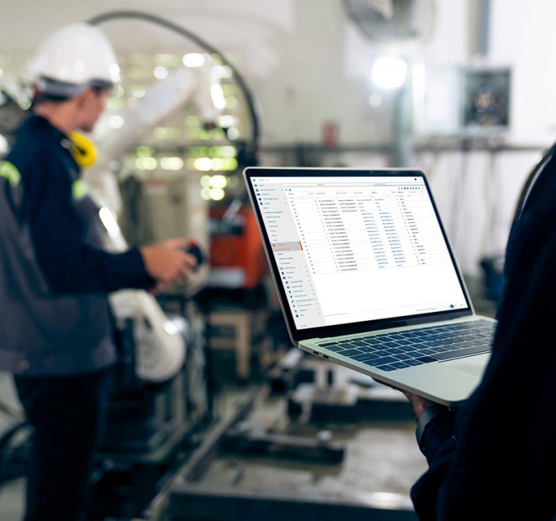 Zdjęcie pracownika magazynu używającego urządzenia ze systemem Digitio Factory