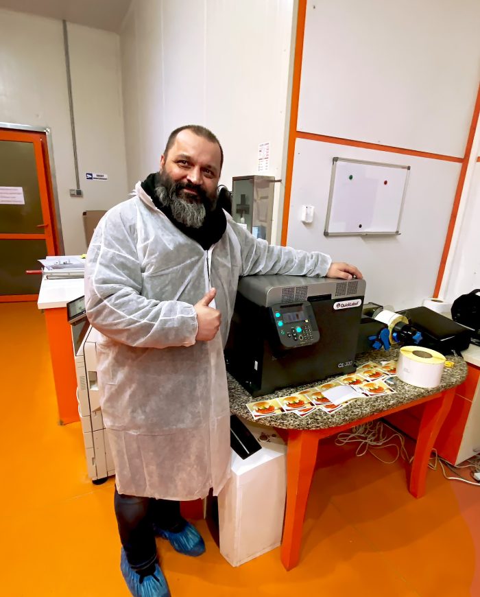 Drukarka Kiaro QL 300 – instalacja u klienta Drukarka Kiaro QL 300 - instalacja u klienta - Maciej Broda z HKK Group