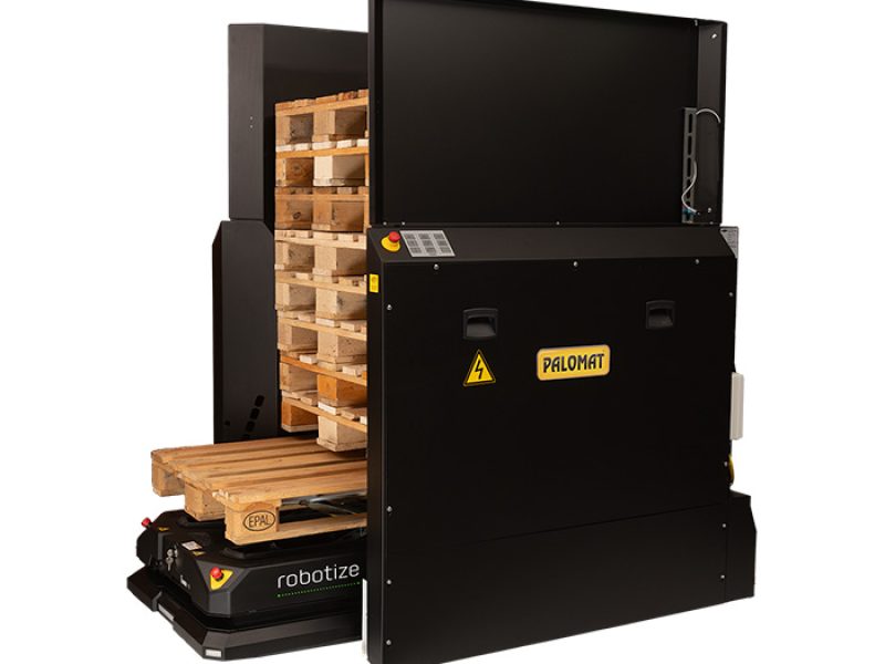 Robot Robotize wjeżdżający ze stacji z paletami