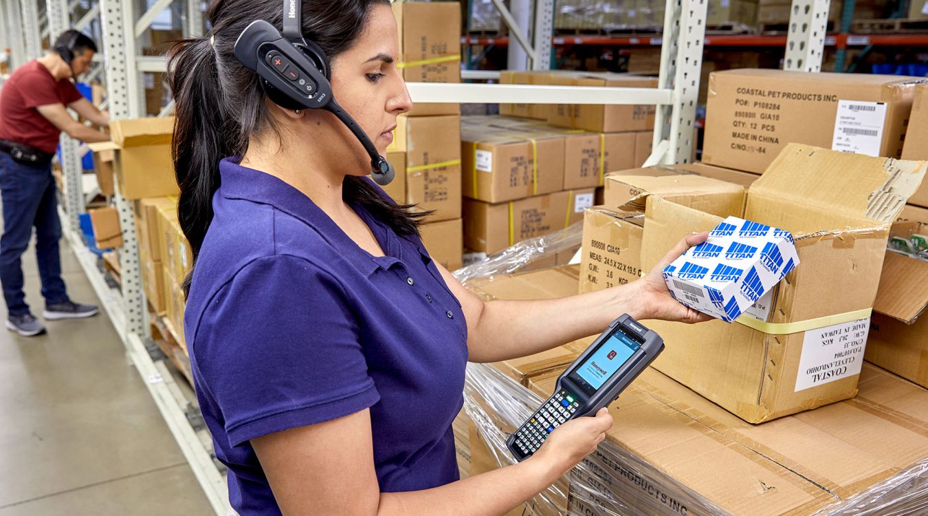 Pracownik magazynu korzystający z terminalu