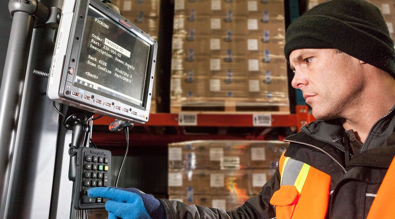 Pracownik magazynu korzystający z mobilnego komputera Honeywell