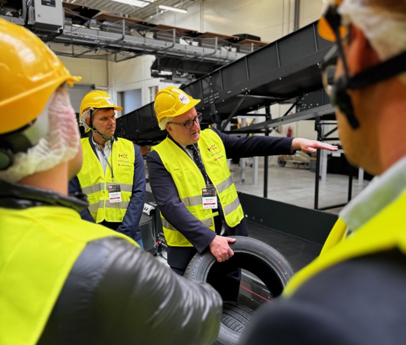 Conveyor with scanning gate - HKK expert holds the tire