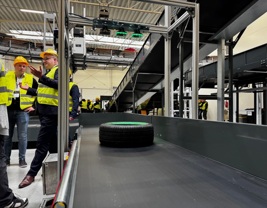 Przenośnik z oponą i bramka skanująca z automatycznymi skanerami Datalogic