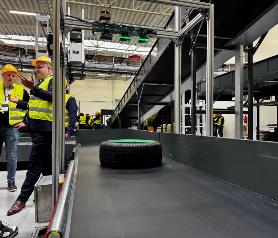 Przenośnik z oponą i bramka skanująca z automatycznymi skanerami Datalogic