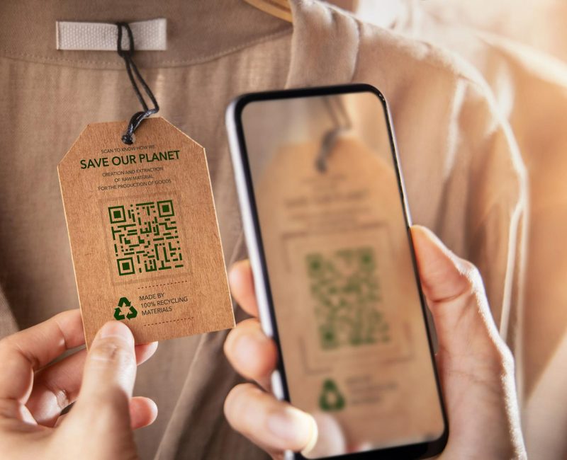 Zdjęcie skanowania telefonem kodu QR