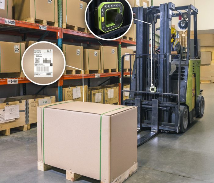 Zebra FS80 zamontowany na wózku widłowym skanujący kody kreskowe z etykiet na kartonach