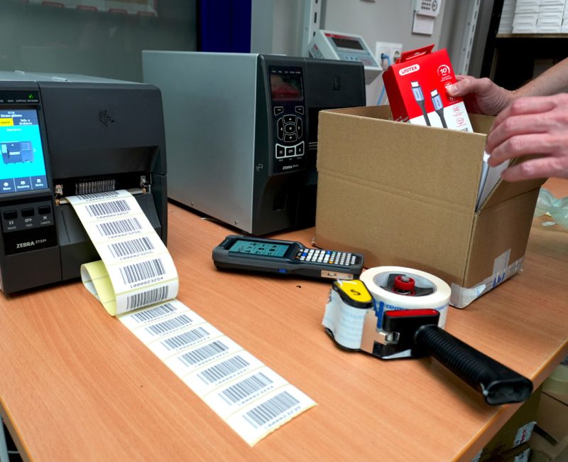 Magazyn FEN – wdrożenie systemy WMS (6) Pracownik przygotowuje produkty do wysyłki, drukarka drukuje kody kreskowe