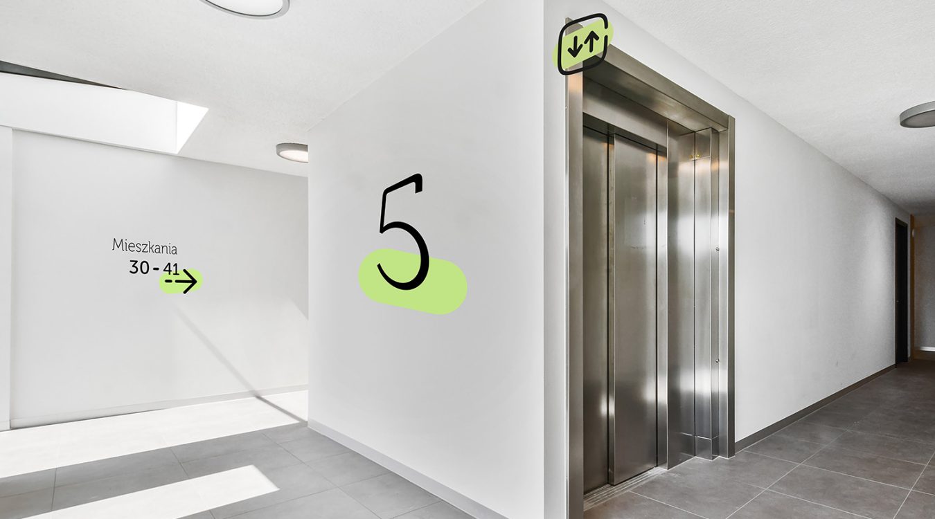 Oznakowanie piętra i numerów mieszkań przy windach – wayfinding w budynku