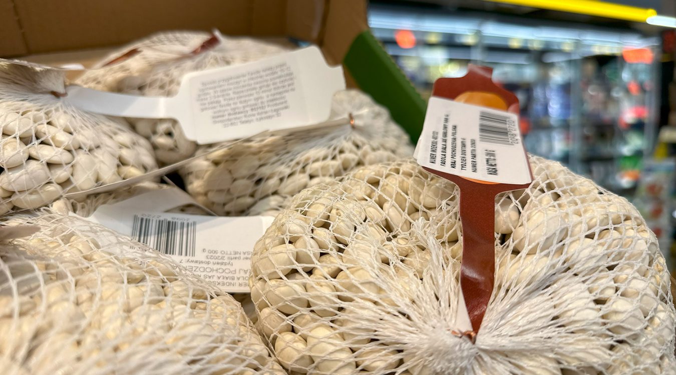 Zdjęcie produktów spożywczych z przywieszkami z kodem kreskowym