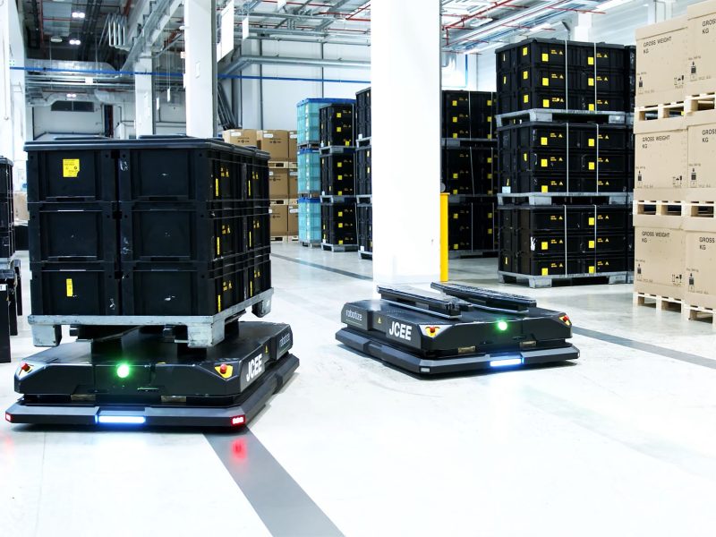 roboty mobilne do magazynu transportujące paleta paletowe roboty automatyka automatyczne