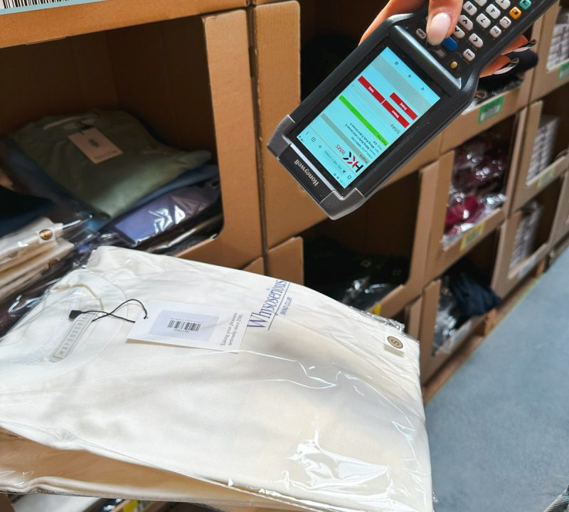 Magazyn firmy Makana – pracownica obsługuje komputer mobilny Honeywell