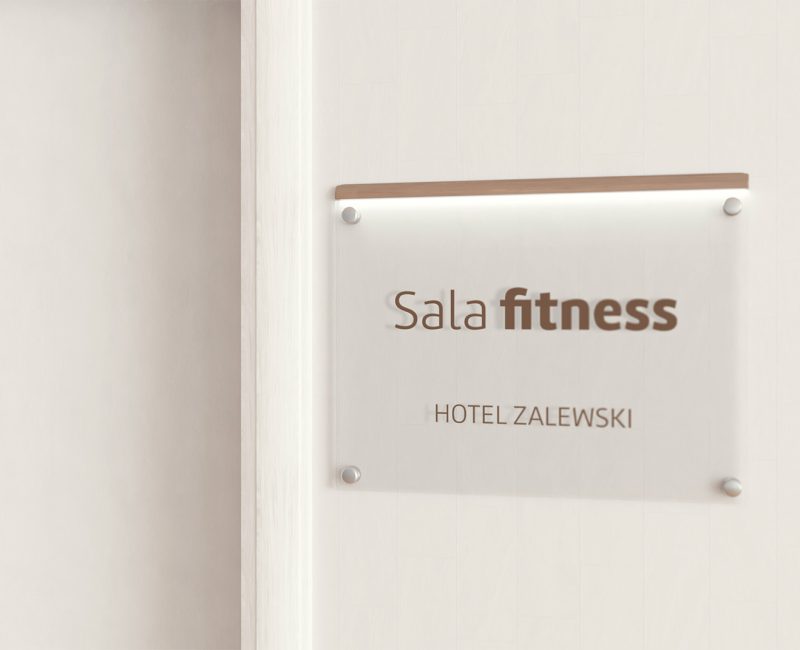 Tabliczka z napisem ,,SalaFitnes Hotel Zalewski'' na drzwiach hotelowych
