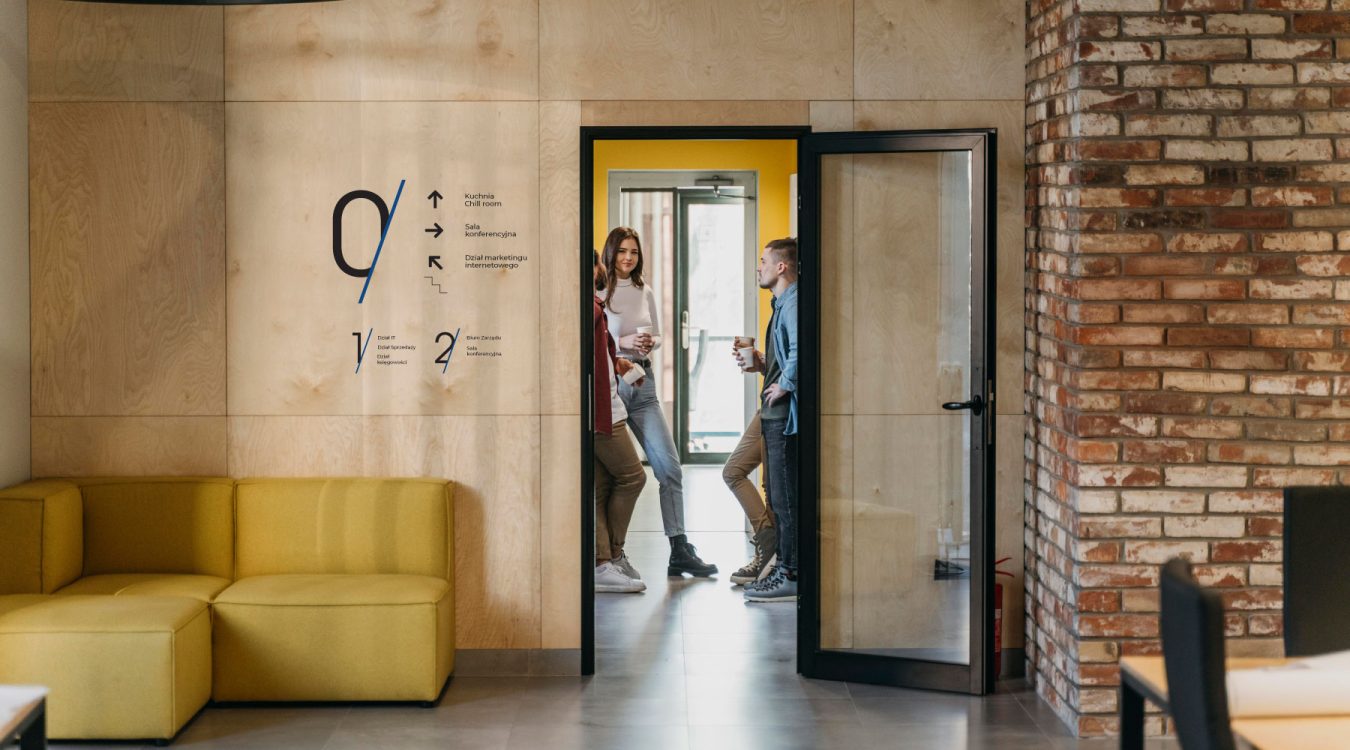 Zdjęcie przedstawiające oznakowanie biura HKK Group