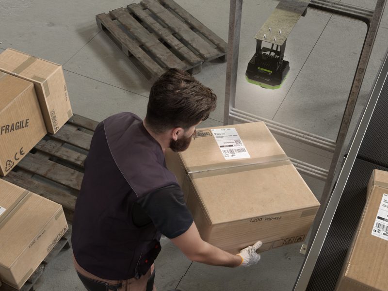 Automatyczne skanowanie kodów kreskowych na kartonach w magazynie – Zebra FS80