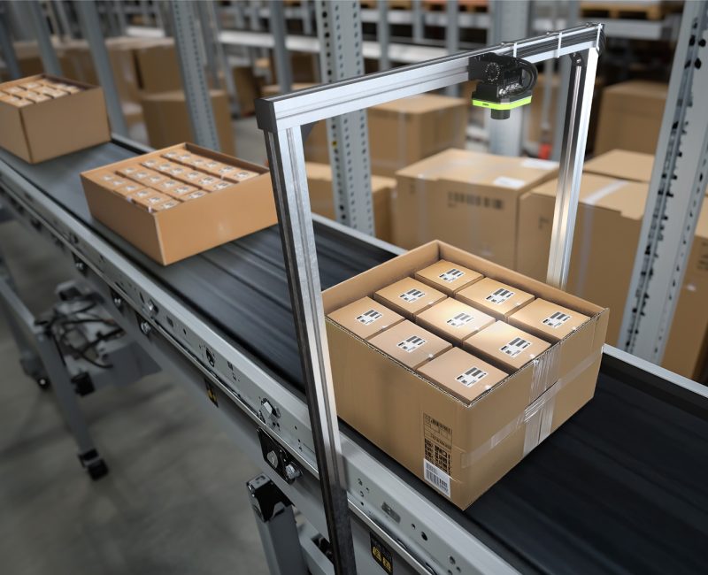 Zebra FS80 na bramce skanującej w magazynie – skanowanie kodów kreskowych na kartonach