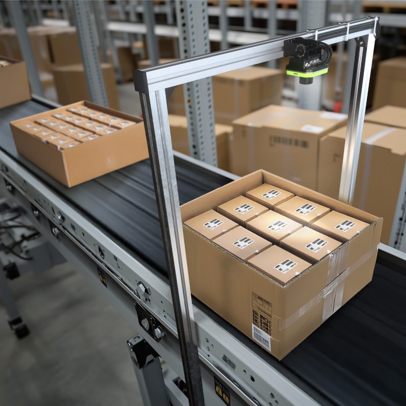 Zebra FS80 na bramce skanującej w magazynie – skanowanie kodów kreskowych na kartonach