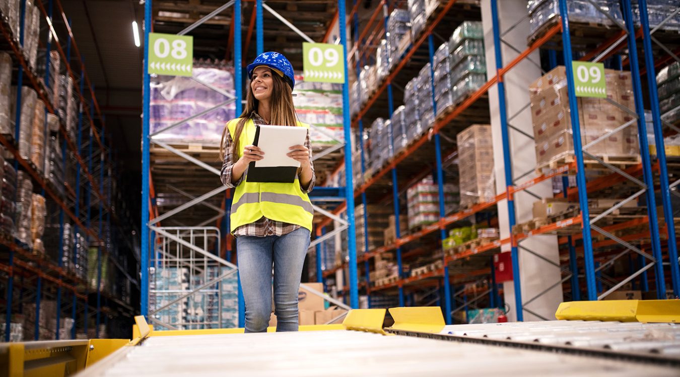 Pracownik czekający na dostawę towaru