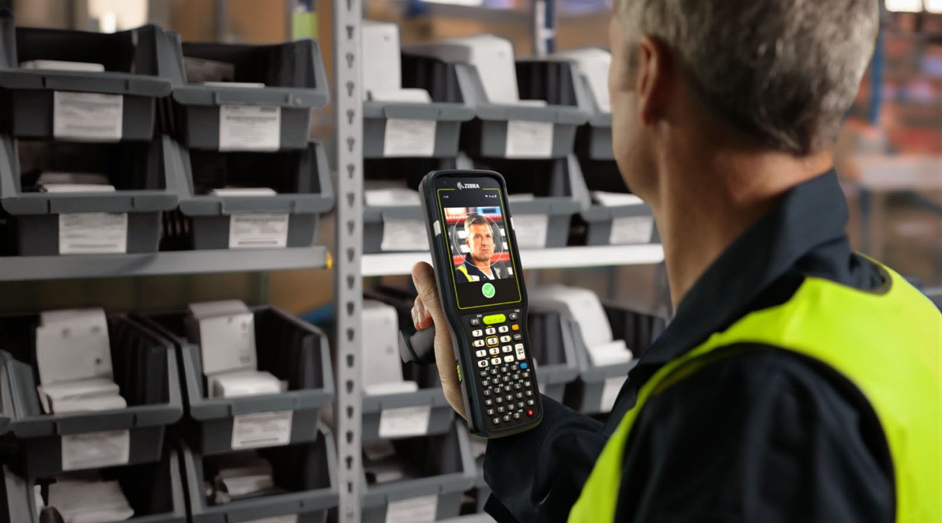 Zebra MC3450 – komputer mobilny z funkcją rozpoznawania twarzy, mężczyzna w magazynie