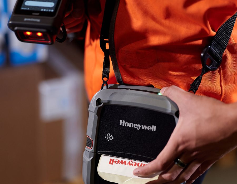 Mobilna drukarka etykiet Honeywell – zdjęcie z bliska w środowisku magazynowym